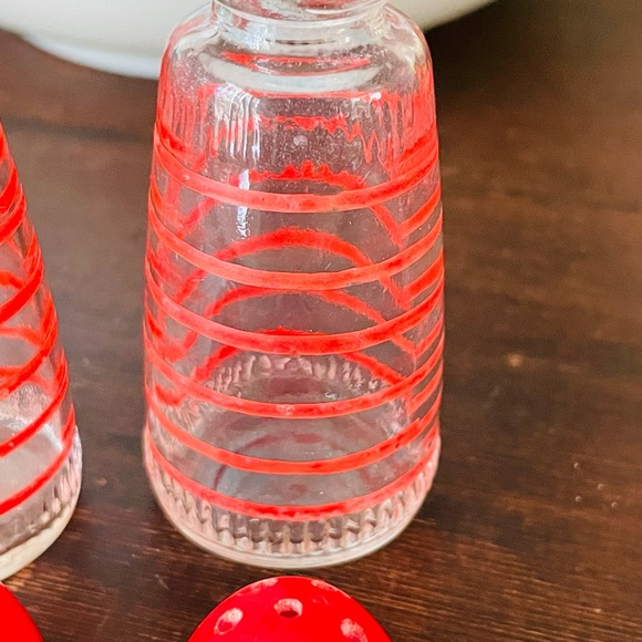 SOLD Vintage Retro Red Stripe Salt & Pepper Shakers❤️🧂 - Picture 6 of 9